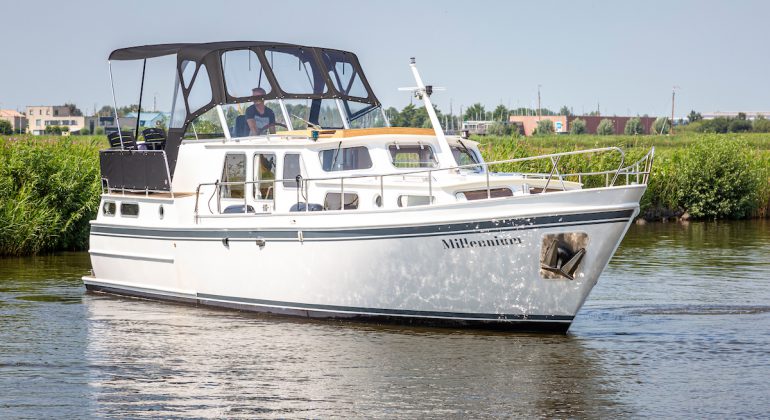 Valk Kruiser motorboot vaart in kanaal in Friesland
